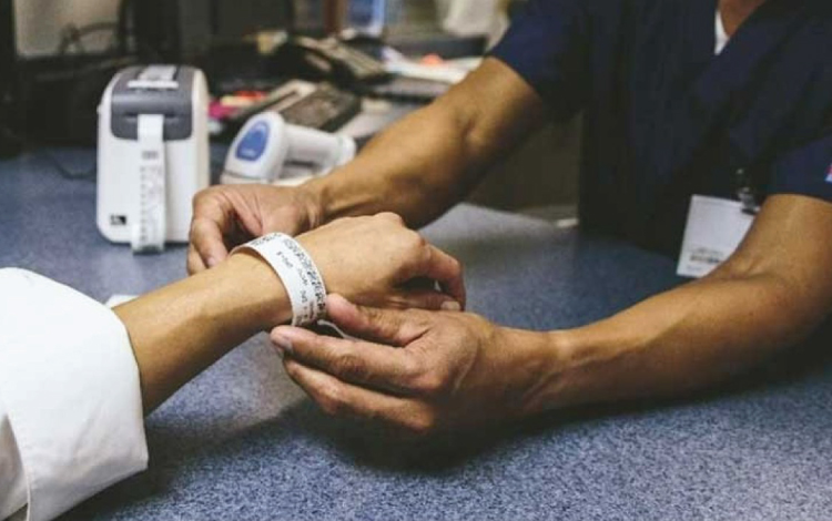 Sau quá trình xét nghiệm, y tá sẽ đeo vòng vào cổ tay bệnh nhân