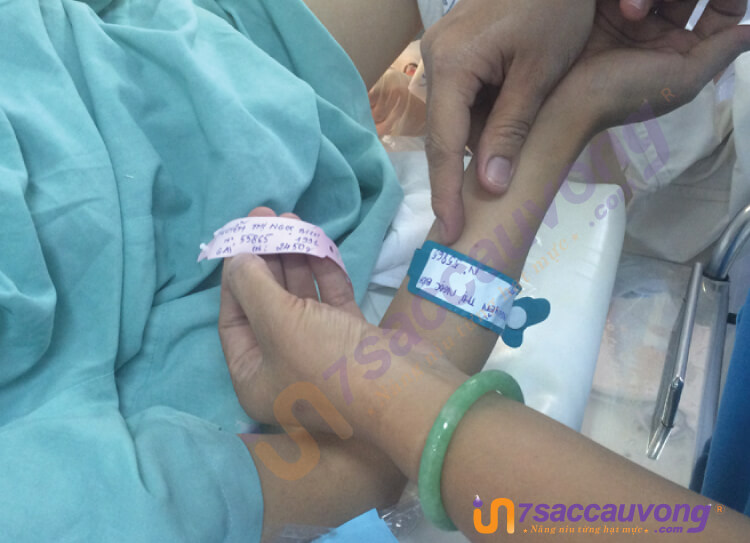 Nữ hộ sinh sẽ trực tiếp cho phụ sản xem xét đặc điểm vòng đeo tay mẹ và bé.